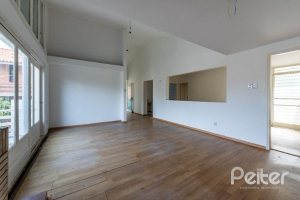 Casa à venda com 174m², 3 dormitórios, 1 suíte, 2 vagas, no bairro Vila Assunção em Porto Alegre