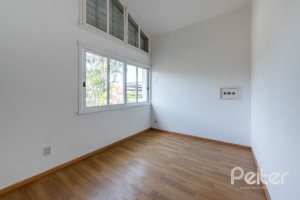Casa à venda com 174m², 3 dormitórios, 1 suíte, 2 vagas, no bairro Vila Assunção em Porto Alegre