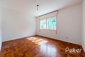 Casa à venda com 174m², 3 dormitórios, 1 suíte, 2 vagas, no bairro Vila Assunção em Porto Alegre