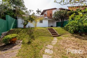 Casa à venda com 174m², 3 dormitórios, 1 suíte, 2 vagas, no bairro Vila Assunção em Porto Alegre