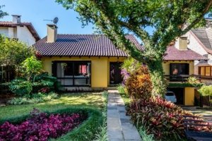 Casa em Condomínio à venda com 400m², 5 dormitórios, 2 suítes, 3 vagas, no bairro Cavalhada em PORTO ALEGRE