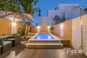 Casa em Condomínio à venda com 296m², 3 dormitórios, 1 suíte, 2 vagas, no bairro Vila Assunção em Porto Alegre