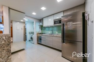 Casa em Condomínio à venda com 296m², 3 dormitórios, 1 suíte, 2 vagas, no bairro Vila Assunção em Porto Alegre