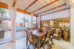 Casa em Condomínio à venda com 296m², 3 dormitórios, 1 suíte, 2 vagas, no bairro Vila Assunção em Porto Alegre