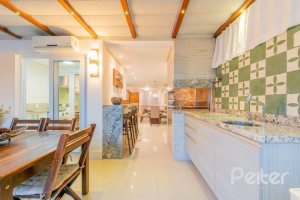 Casa em Condomínio à venda com 296m², 3 dormitórios, 1 suíte, 2 vagas, no bairro Vila Assunção em Porto Alegre