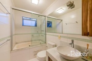 Casa em Condomínio à venda com 296m², 3 dormitórios, 1 suíte, 2 vagas, no bairro Vila Assunção em Porto Alegre