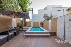 Casa em Condomínio à venda com 296m², 3 dormitórios, 1 suíte, 2 vagas, no bairro Vila Assunção em Porto Alegre