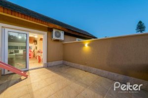 Casa em Condomínio à venda com 296m², 3 dormitórios, 1 suíte, 2 vagas, no bairro Vila Assunção em Porto Alegre