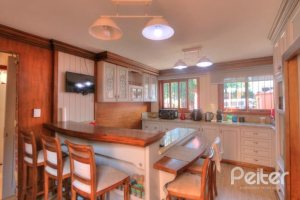 Casa à venda com 323m², 5 dormitórios, 3 suítes, 4 vagas, no bairro Tristeza em Porto Alegre