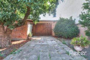 Casa à venda com 323m², 5 dormitórios, 3 suítes, 4 vagas, no bairro Tristeza em Porto Alegre