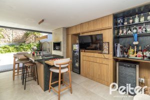 Casa à venda com 208m², 3 dormitórios, 3 suítes, 2 vagas, no bairro Vila Conceição em Porto Alegre