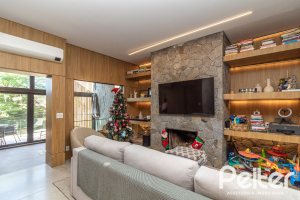 Casa à venda com 208m², 3 dormitórios, 3 suítes, 2 vagas, no bairro Vila Conceição em Porto Alegre