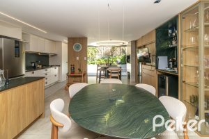 Casa à venda com 208m², 3 dormitórios, 3 suítes, 2 vagas, no bairro Vila Conceição em Porto Alegre