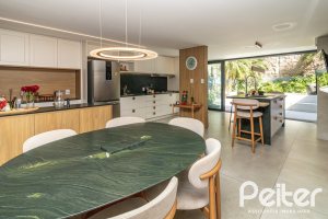 Casa à venda com 208m², 3 dormitórios, 3 suítes, 2 vagas, no bairro Vila Conceição em Porto Alegre