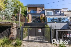 Casa à venda com 208m², 3 dormitórios, 3 suítes, 2 vagas, no bairro Vila Conceição em Porto Alegre