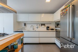 Casa à venda com 220m², 3 dormitórios, 1 suíte, 3 vagas, no bairro Tristeza em Porto Alegre