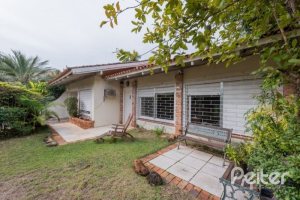 Casa à venda com 220m², 3 dormitórios, 1 suíte, 3 vagas, no bairro Tristeza em Porto Alegre