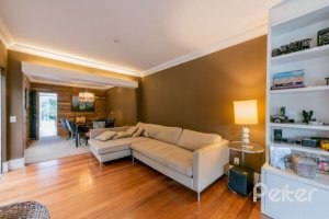 Casa à venda com 220m², 3 dormitórios, 1 suíte, 3 vagas, no bairro Tristeza em Porto Alegre