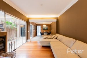 Casa à venda com 220m², 3 dormitórios, 1 suíte, 3 vagas, no bairro Tristeza em Porto Alegre