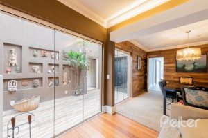 Casa à venda com 220m², 3 dormitórios, 1 suíte, 3 vagas, no bairro Tristeza em Porto Alegre