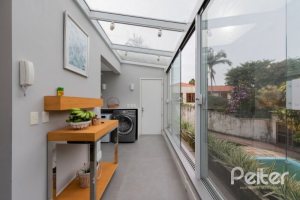Casa à venda com 220m², 3 dormitórios, 1 suíte, 3 vagas, no bairro Tristeza em Porto Alegre