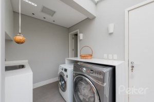 Casa à venda com 220m², 3 dormitórios, 1 suíte, 3 vagas, no bairro Tristeza em Porto Alegre