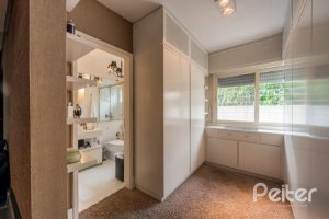 Casa à venda com 220m², 3 dormitórios, 1 suíte, 3 vagas, no bairro Tristeza em Porto Alegre