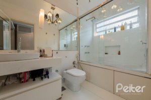 Casa à venda com 220m², 3 dormitórios, 1 suíte, 3 vagas, no bairro Tristeza em Porto Alegre