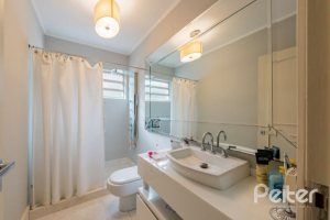 Casa à venda com 220m², 3 dormitórios, 1 suíte, 3 vagas, no bairro Tristeza em Porto Alegre