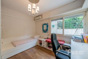 Casa à venda com 220m², 3 dormitórios, 1 suíte, 3 vagas, no bairro Tristeza em Porto Alegre