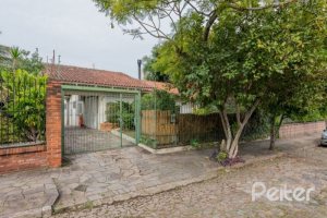 Casa à venda com 220m², 3 dormitórios, 1 suíte, 3 vagas, no bairro Tristeza em Porto Alegre