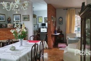 Casa à venda com 200m², 3 dormitórios, 2 vagas, no bairro Tristeza em Porto Alegre