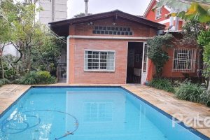 Casa à venda com 200m², 3 dormitórios, 2 vagas, no bairro Tristeza em Porto Alegre