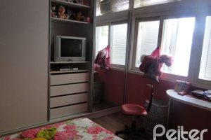 Casa à venda com 333m², 3 dormitórios, 1 suíte, 3 vagas, no bairro Ipanema em Porto Alegre