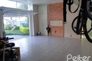 Casa à venda com 333m², 3 dormitórios, 1 suíte, 3 vagas, no bairro Ipanema em Porto Alegre