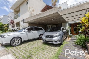 Casa em Condomínio à venda com 185m², 3 dormitórios, 1 suíte, 2 vagas, no bairro Vila Nova em PORTO ALEGRE
