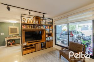 Casa em Condomínio à venda com 185m², 3 dormitórios, 1 suíte, 2 vagas, no bairro Vila Nova em PORTO ALEGRE