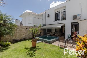 Casa em Condomínio à venda com 185m², 3 dormitórios, 1 suíte, 2 vagas, no bairro Vila Nova em PORTO ALEGRE