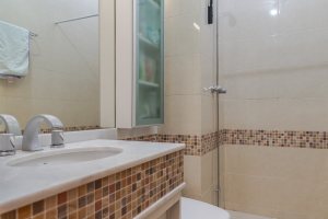 Casa em Condomínio à venda com 185m², 3 dormitórios, 1 suíte, 2 vagas, no bairro Vila Nova em PORTO ALEGRE