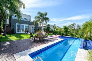 Casa em Condomínio à venda com 339m², 4 dormitórios, 4 suítes, 4 vagas, no bairro Terra Ville em PORTO ALEGRE