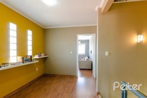 Casa à venda com 212m², 4 dormitórios, 1 suíte, 2 vagas, no bairro Espírito Santo em Porto Alegre