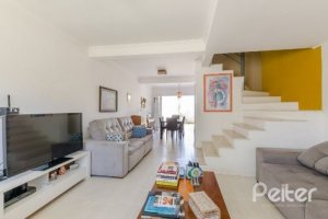 Casa à venda com 212m², 4 dormitórios, 1 suíte, 2 vagas, no bairro Espírito Santo em Porto Alegre