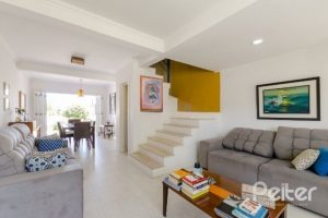 Casa à venda com 212m², 4 dormitórios, 1 suíte, 2 vagas, no bairro Espírito Santo em Porto Alegre