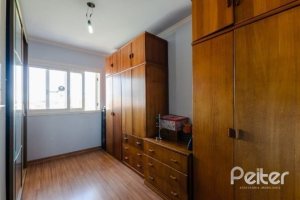 Casa à venda com 212m², 4 dormitórios, 1 suíte, 2 vagas, no bairro Espírito Santo em Porto Alegre