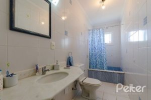 Casa à venda com 212m², 4 dormitórios, 1 suíte, 2 vagas, no bairro Espírito Santo em Porto Alegre