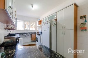 Casa à venda com 212m², 4 dormitórios, 1 suíte, 2 vagas, no bairro Espírito Santo em Porto Alegre