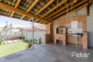 Casa à venda com 212m², 4 dormitórios, 1 suíte, 2 vagas, no bairro Espírito Santo em Porto Alegre