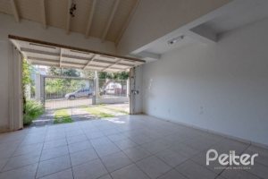 Casa à venda com 212m², 4 dormitórios, 1 suíte, 2 vagas, no bairro Espírito Santo em Porto Alegre