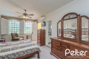 Casa à venda com 500m², 4 dormitórios, 2 suítes, 2 vagas, no bairro Vila Conceição em Porto Alegre