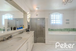 Casa à venda com 500m², 4 dormitórios, 2 suítes, 2 vagas, no bairro Vila Conceição em Porto Alegre